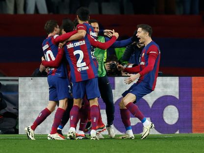 لاعبو برشلونة يحتفلون بالتسجيل في مرمى نابولي في إياب دور 16 لدوري أبطال أوروبا - 12 مارس 2024 - Reuters