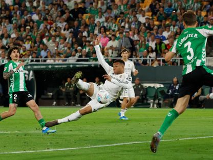 كيليان مبابي مهاجم ريال مدريد يسدد نحو مرمى ريال بيتيس بالدوري الإسباني - 24 أبريل 2026 - Reuters