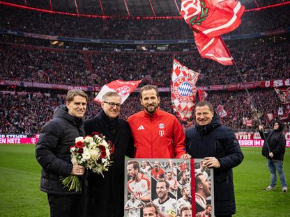 مسؤولو بايرن يكرمون كين بعد وصوله إلى 500 هدف في مسيرته الاحترافية - 21 فبراير 2026 - X/@FCBayern