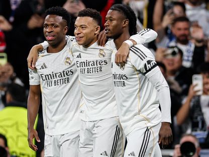 كيليان مبابي نجم ريال مدريد يحتفل بهدفه أمام موناكو في دوري أبطال أوروبا برفقة فينيسيوس وكامافينغا - 20 يناير 2026 - Reuters