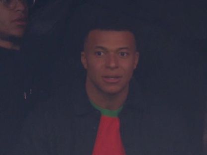 كيليان مبابي يرتدي قميص أشرف حكيمي في ملعب "مولاي عبد الله" قبل لقاء المغرب ومالي بكأس إفريقيا - 26 ديسمبر 2025 - صورة متداولة عبر "X"