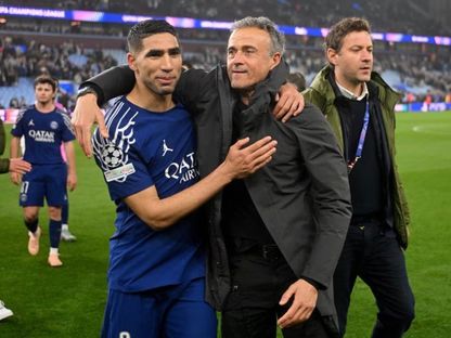 لويس إنريكي يحتفل مع أشرف حكيمي بتأهل سان جيرمان لنصف نهائي دوري أبطال أوروبا على حساب أستون فيلا 15-4-2025 - UEFA/web