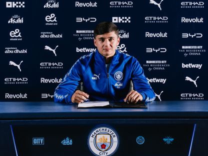 عبد القادر خوسانوف يوقع عقده الجديد مع مانشستر سيتي - 25 يوليو 2026 - X/@ManCity