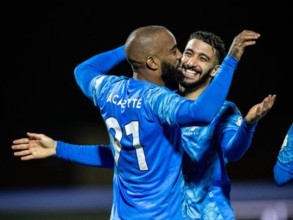 ألكسندر لاكازيت يحتفل بهدفه رفقة سعيد بن رحمة خلال مباراة نيوم وضمك بالدوري السعودي - 30 يناير 2026 - X/SPL