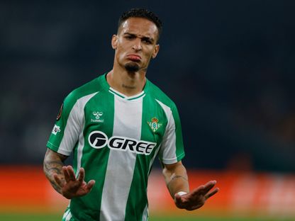 لاعب ريال بيتيس أنتوني يحتفل بالتسجيل ضد أولمبيك ليون في الدوري الأوروبي - 6 نوفمبر 2025 - ٌReuters