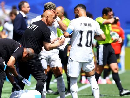 محمد صلاح يحصل على تعليمات من حسام حسن في مباراة مصر وبلجيكا بكأس العالم - 15 يونيو 2026 - reuters