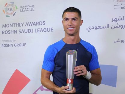 رونالدو يتسلم جائزة أفضل لاعب في الشهر من دوري روشن - SPL