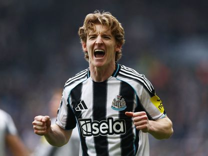 لاعب نيوكاسل يونايتد أنتوني غوردون يحتفل بالتسجيل ضد سندرلاند في الدوري الإنجليزي الممتاز - 22 مارس 2026 - Reuters