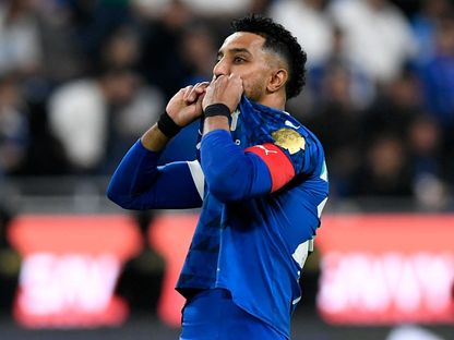 سالم الدوسري قائد الهلال يقبل شعار الفريق في مباراة الفتح بدوري روشن السعودي - 16 يناير 2025 - Reuters