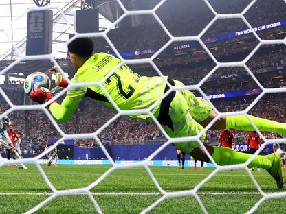 مصطفى شوبير حارس مصر يتصدى لركلة جزاء من ليونيل ميسي قائد الأرجنتين بكأس العالم - 7 يوليو 2026 - Reuters
