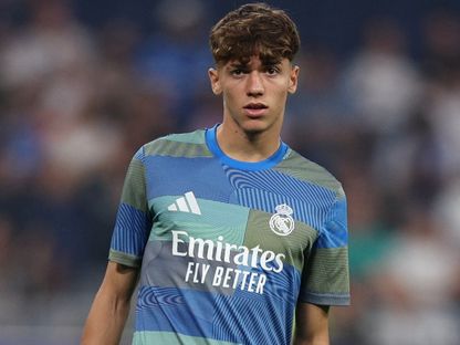 فيكتور فالدبينياس مدافع ريال مدريد في الإحماء قبل مباراة أوساسونا في الدوري الإسباني - 20 أغسطس 2025 - Reuters