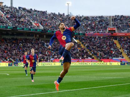 رونالد أراوخو مدافع برشلونة يحتفل بتسجيل هدف في شباك ريال سوسيداد بالدوري الإسباني - 2 مارس 2025 - REUTERS