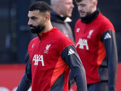 محمد صلاح خلال التدريبات استعداداً لمواجهة إنتر ميلان بدوري أبطال أوروبا وخلفه كونور برادلي والمدرب أرني سلوت - 8 ديسمبر 2025 - REUTERS