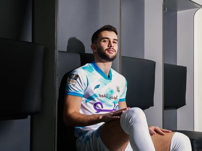 اللاعب الجزائري الطيب المزياني خلال جلسة تصويرية بعد التوقيع مع نادي أبها - 28 يناير 2022 - X/abhaFC