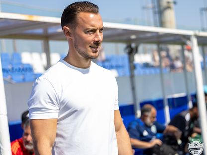 ماتياس يايسله مدرب الأهلي خلال مباراة العين الإماراتي الودية - 5 أغسطس 2025 - X/@ALAHLI_FC