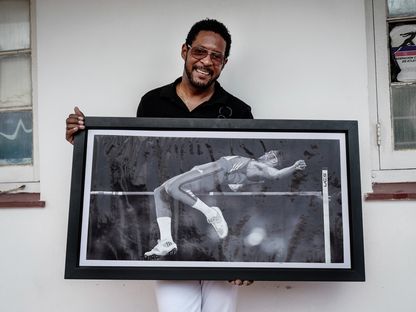 أسطورة ألعاب القوى الكوبي خافيير سوتومايور يعرض إحدى صوره - AFP