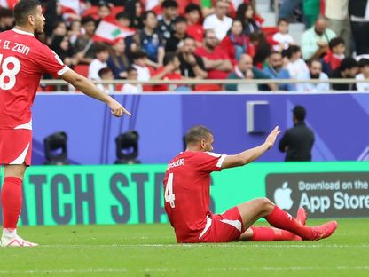 نور منصور لاعب لبنان يسقط مصاباً خلال مباراة منتخب بلاده ضد الصين في كأس آسيا - 19 يناير 2024 - the-lfa.com.lb