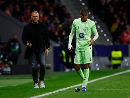 لامين يامال وهانزي فليك من مباراة برشلونة وأتلتيكو مدريد بالدوري الإسباني - 16 مارس 2025 - Reuters