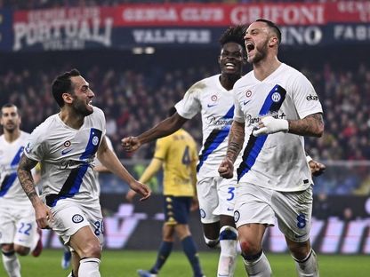 ماركو أرناوتوفيتش مهاجم إنتر ميلان يحتفل مع زملائه بعد تسجيله هدفاً في شباك جنوى - 29 ديسمبر 2023 - facebook/inter