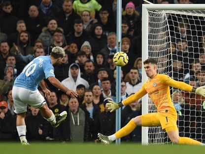 مهاجم مانشستر سيتي الأرجنتيني سيرجيو أجويرو يسدد الكرة على مرمى الخصم - AFP