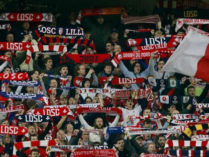 مشجعون لنادي ليل قبل مباراة ضد سلوفان براتيسلافا في دوري المؤتمر الأوروبي - 26 أكتوبر 2023 - Reuters 
