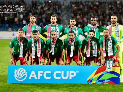 صورة جماعية للاعبي الوحدات الأردني قبل انطلاق مباراة الكهرباء العراقي في كأس الاتحاد الآسيوي - 24 أكتوبر 2023 - X/@ALWehdatNews