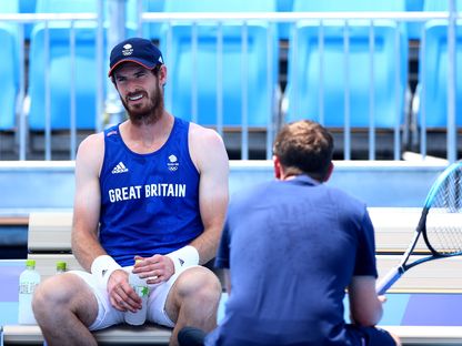 البريطاني آندي موراي خلال حصة تدريبية في طوكيو - REUTERS