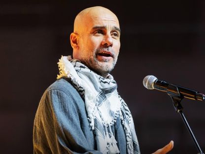 مدرب مانشستر سيتي بيب غوارديولا يرتدي وشاح المقاومة الفلسطينية - متداول