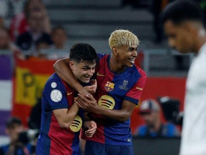 احتفال لامين يامال وبيدري غونزاليس بعد تقدم برشلونة بهدف على ريال مدريد في نهائي كأس ملك إسبانيا 2025 - Reuters