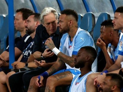 البرتغالي جورجي جيسوس مدرب فريق الهلال يُعطي تعليماته للنجم البرازيلي نيمار في دكة الاحتياط - 15 سبتمبر 2023 - twitter/hilalstuff