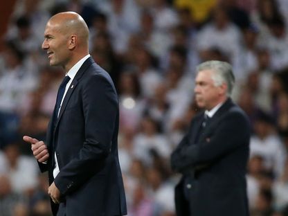 زين الدين زيدان وكارلو أنشيلوتي خلال مواجهة ريال مدريد وبايرن ميونيخ في دوري الأبطال - 18 إبريل 2017 - reuters