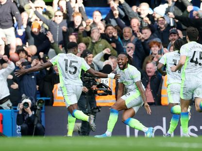 مارك غيهي مدافع مانشستر سيتي يحتفل مع زملائه بهدفه في مرمى تشيلسي في الدوري الإنجليزي - 12 أبريل 2026 - Reuters