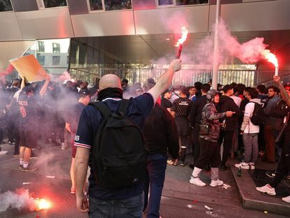مشجعون لباريس سان جيرمان يحتجون أمام مقر النادي - 3 مايو 2023 - Twitter/@le_Parisien_PSG
