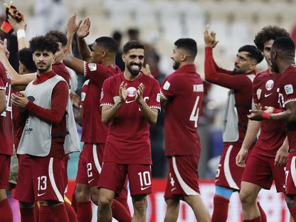 لاعبون من منتخب قطر يحتفلون بعد فوزهم على لبنان في كأس آسيا - 12 يناير 2024 - Reuters 