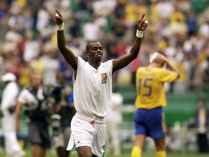 لاعب منتخب السنغال هنري كامارا أثناء احتفاله بالهدف الذهبي ضد السويد في ثمن نهائي كأس العالم 2002  - Getty 
