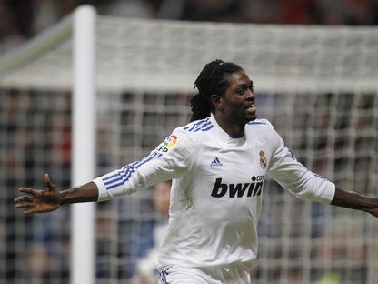 إيمانويل أديبايور مهاجم ريال مدريد يحتفل بعد التسجيل أمام إشبيلية في نصف نهائي كأس الملك - 2 فبراير 2011 - reuters