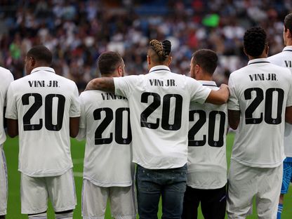 لاعبو ريال مدريد يرتدون القميص رقم 20 الخاص بزميلهم فينيسيوس قبل مباراة رايو فايكانو- 24 مايو 2023 - reuters