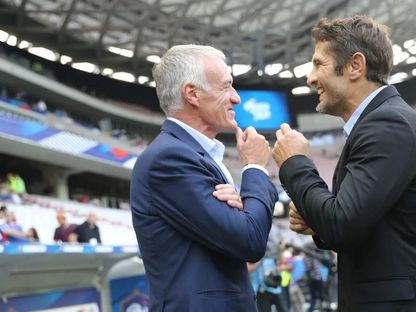 صورة تجمع بين بيسنتي ليزارازو لاعب منتخب فرنسا السابق والمدرب الحالي ديدييه ديشان  - AFP