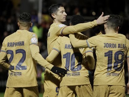 فرحة لاعبي برشلونة بتسجيل هدف في شباك أتلتيكو سبتة - رويترز 