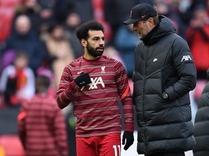 مدرب ليفربول يورجن كلوب يتحدث إلى لاعبه المصري الدولي محمد صلاح على ملعب أنفيلد - 19 فبراير 2022 - AFP