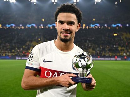 زائير إيمري مع جائزة أفضل لاعب في مباراة باريس سان جيرمان وبوروسيا دورتموند في دوري أبطال أوروبا - 13 ديسمبر 2023  - https://www.uefa.com/