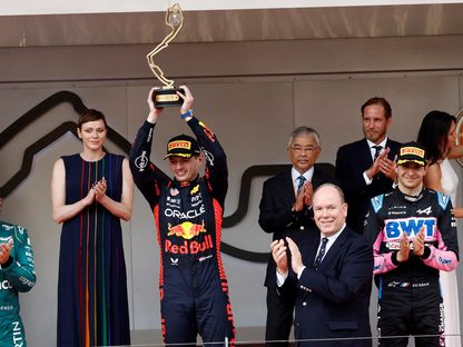 ماكس فيرشتابن يحتفل بتتويجه بطلا لسباق جائزة موناكو الكبرى للفورمولا 1 - 28 مايو 2023 - REUTERS