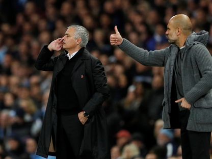 المدير الفني لبايرن ميونخ، جوزيب غوارديولا (يمين) بجانب المدير الفني لمانشيتسر يونايتد، جوزيه مورينيو (يسار) خلال مباراة جمعت فريقيهما - Reuters  