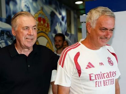كارلو أنشيلوتي يلتقي بجوزيه مورينيو في مركز تدريبات ريال مدريد - 3 سبتمبر 2026 - Realmadrid.com