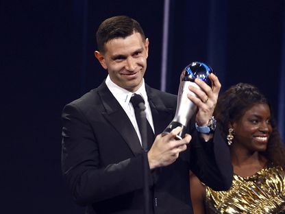 إيميليانو مارتينيز حارس مرمى منتخب الأرجنتين يحمل جائزة فيفا لأفضل حارس في العالم لعام 2022 - 27 فبراير 2023 - REUTERS