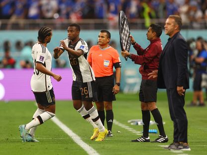 يوسوفا موكوكو (يمين) يشارك بدلاً من سيرج جنابري في مباراة ألمانيا واليابان بمونديال قطر - 23 نوفمبر 2022 - reuters