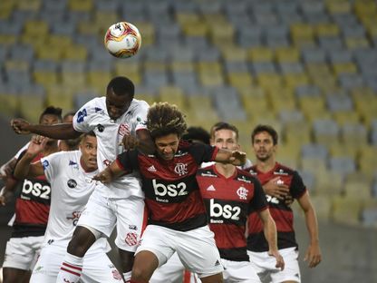 لاعبو ناديي فلامنغو وبانغو في مباراة على ملعب ماراكانا - AFP