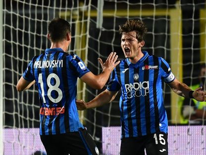 لاعب خط وسط "أتالانتا" الهولندي مارتين دي رون (يمين) يحتفل مع لاعب خط الوسط الأوكراني روسيان مالينوفسكي بعد أن سجل الهدف الثاني لفريقه ضد "بريشيا" - 14 يوليو 2020 - AFP