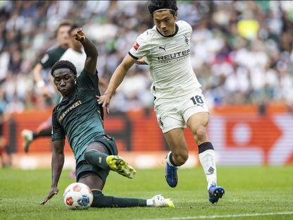 شوتو ماشينو (إلى اليمين) لاعب بوروسيا مونشنغلادباخ في صراع على الكرة مع أحد لاعبي فيردر بريمن في الدوري الألماني - 14 سبتمبر 2025 - www.borussia.de