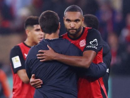 جوناتان تاه مدافع باير ليفركوزن يعانق مدربه تشابي ألونسو بعد مباراة شتوتغارت - 1 نوفمبر 2024 - Reuters